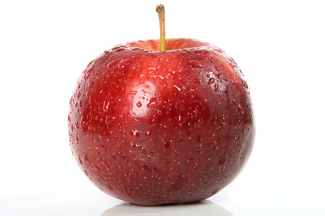 červené jablko