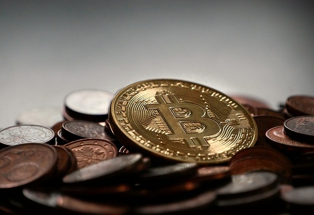 různé mince, nahoře Bitcoin