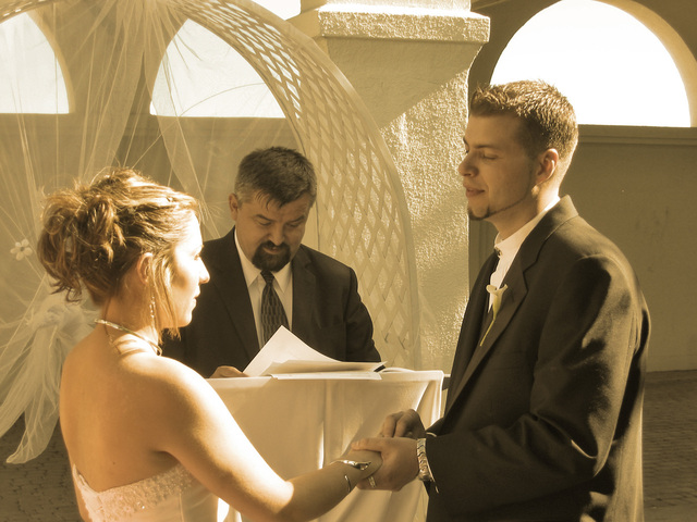 muž a žena u oltáře na svatbě